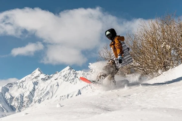 Portrait de snowboardeur en tenue de sport sautant sur la pente de montagne poudreuse — Photo