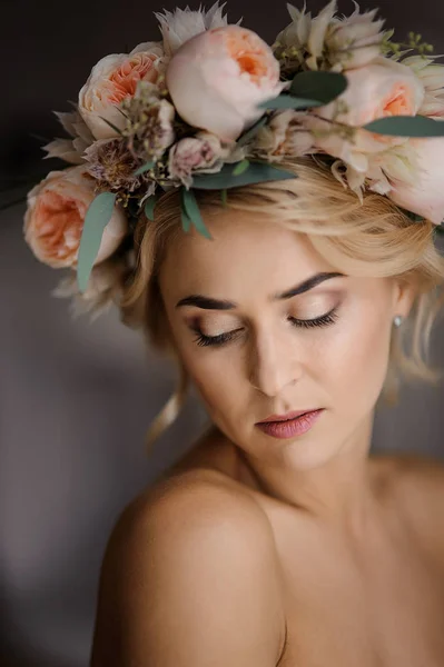 Mirada romántica en topless de mujer rubia atractiva en una corona floral con los ojos cerrados — Foto de Stock