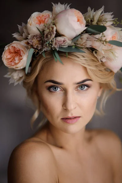 Look nu de belle femme blonde dans une couronne florale — Photo