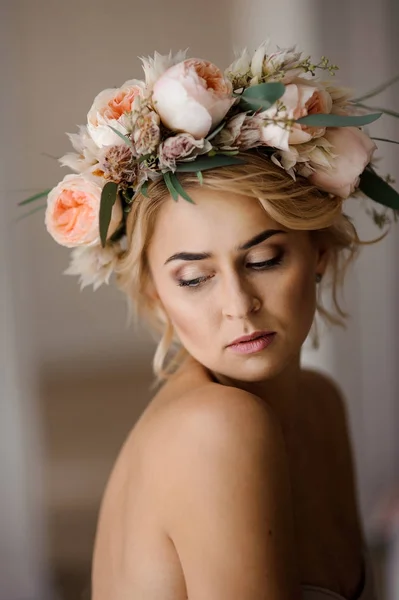 Portrait de la belle femme blonde seins nus dans une couronne florale avec les yeux fermés — Photo