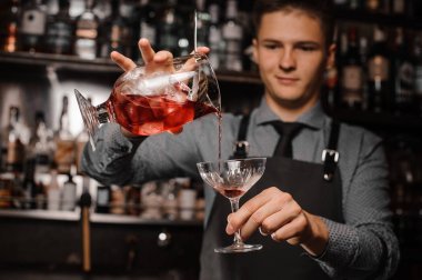 Bir alkollü içki kokteyl cam içine dökme barmen