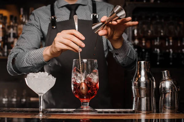 Barmen bir alkollü içki buz bir kokteyl cam yapma