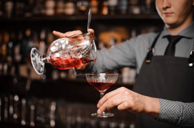 Alkollü içki kokteyl cam içine dökme barmen