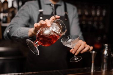 Taze alkollü içki kokteyl cam içine dökme barmen
