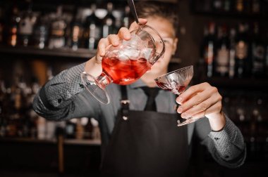 Taze alkollü kokteyl kokteyl bardağına dökme barmen