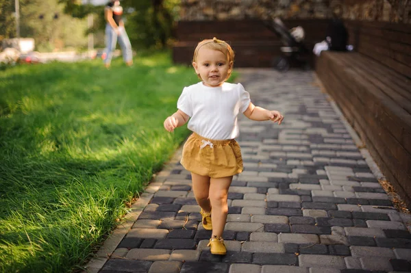 Söt liten flicka i söta kläder promenader utomhus — Stockfoto