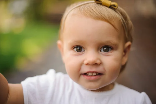 Retrato de linda loira e menina de olhos castanhos — Fotografia de Stock