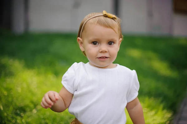 Retrato de bonito sorrindo pequena loira e menina de olhos castanhos — Fotografia de Stock