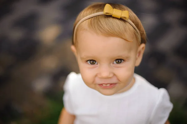 Retrato de uma linda menina em um arco amarelo — Fotografia de Stock