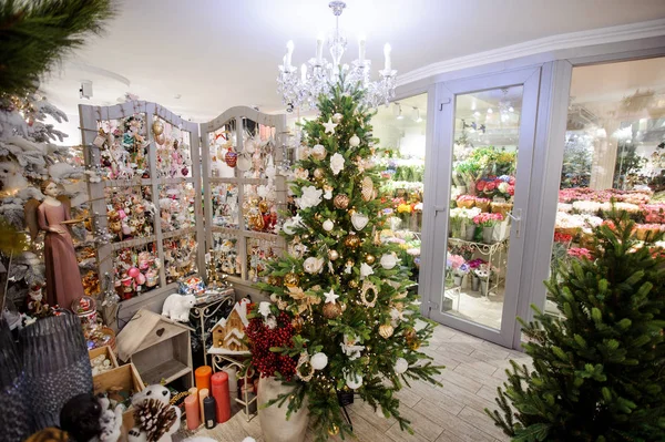 Heldere winkel met kerst bomen, speelgoed, garland en andere inrichting — Stockfoto