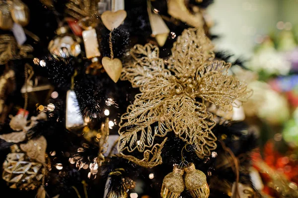 Элегантная игрушка для украшения елки в виде золотого цветка — стоковое фото