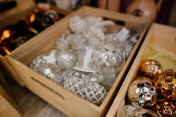 Jouets de décoration d'arbre de Noël en verre sous la forme de boules d'argent dans une boîte — Photo