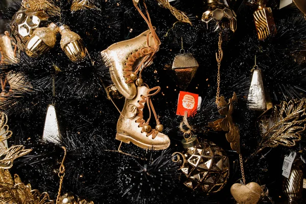 Decoración elegante y elegante del árbol de Navidad en forma de patines en tonos dorados — Foto de Stock