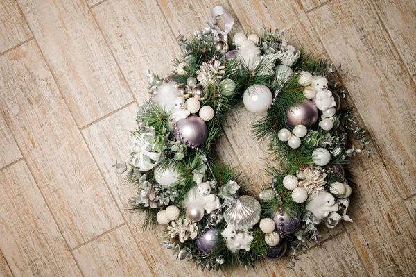 Schöner Weihnachtsschmuckkranz aus Tanne und mit Spielzeug verziert — Stockfoto