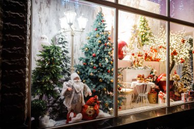 Dükkanı Noel hediyeleri ile güzel ve parlak vitrin