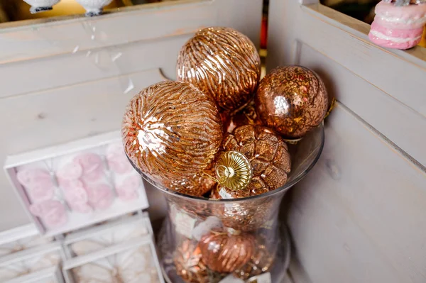 Verzameling van leuke kerstboom ballen in gouden tinten — Stockfoto