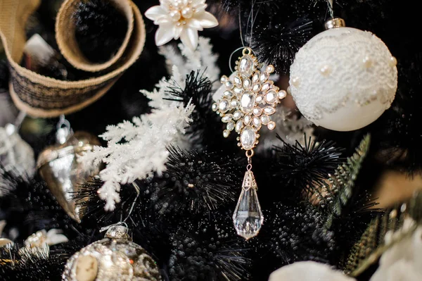 Elegant Christmas tree decoratie speelgoed in witte tinten — Stockfoto