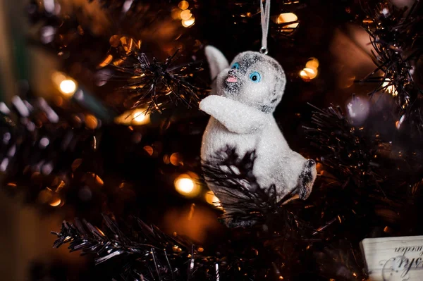 赤ちゃんペンギンの形でかなりのクリスマス ツリーの装飾グッズ — ストック写真
