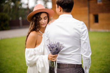 Beyaz gömlek ve lavanta kokulu beyaz elbiseli kıvırcık gelin damat