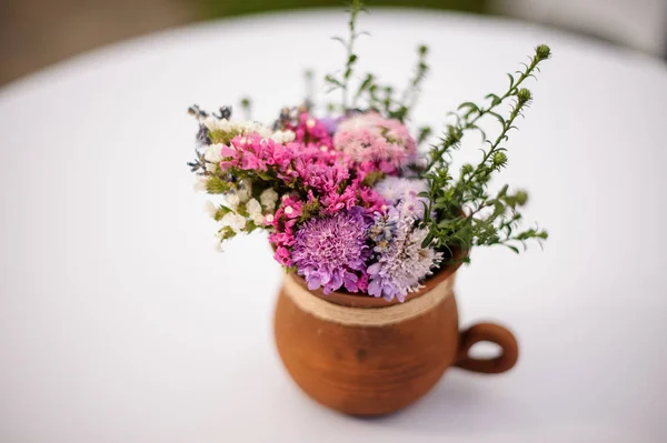 Hliněný hrnec s krásná kytice — Stock fotografie