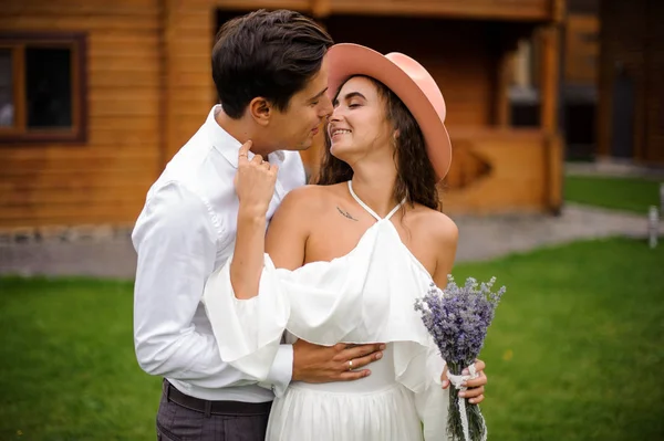 Schöner Bräutigam im weißen Hemd und schöne Braut im weißen Kleid — Stockfoto
