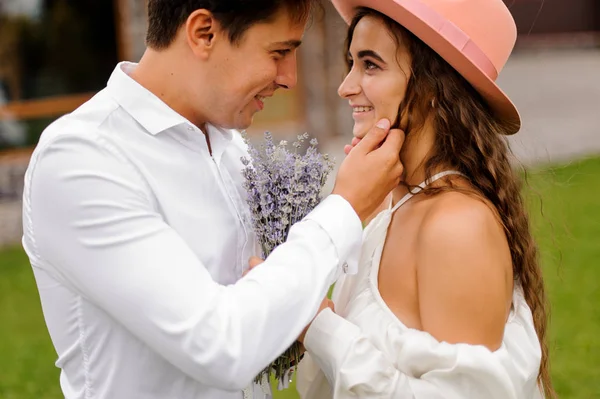 Groom en chemise blanche et belle mariée en robe blanche regardant avec amour l'autre — Photo