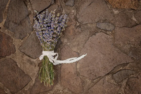 地面にラベンダーの美しい、かわいい花束 — ストック写真