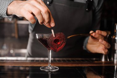 Kırmızı bir yapım barmen alkollü içki dekore edilmiştir.