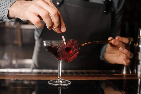 Barman maken een rode ingericht alcoholische drank — Stockfoto