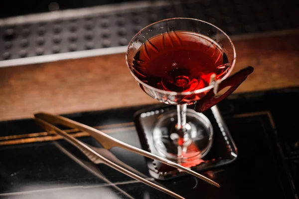 Taze kırmızı alkollü içecek Çubuğu'nda bir kokteyl cam sayaç