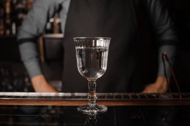 Çubuğunda alkollü içki ile dolu kokteyl cam sayaç