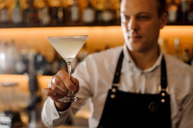 Barmans elinde taze alkollü içki ile kokteyl cam