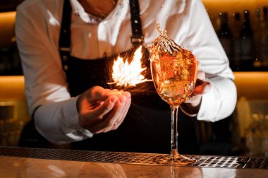 Yeni bir yapım barmen ateşle kokteyl yanan