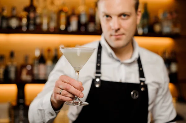 Bicchiere da cocktail con bevanda alcolica fresca in mano baristi — Foto Stock