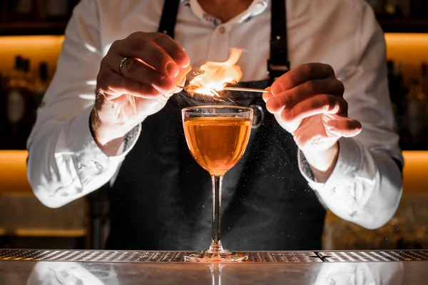 Barmann macht einen frischen Cocktail mit einer rauchigen Note — Stockfoto