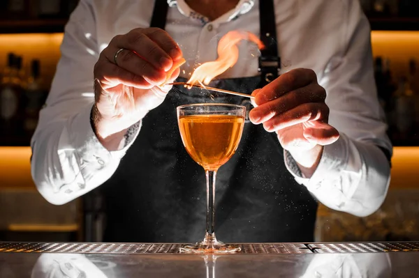 Barman haciendo una bebida alcohólica con una nota ahumada — Foto de Stock