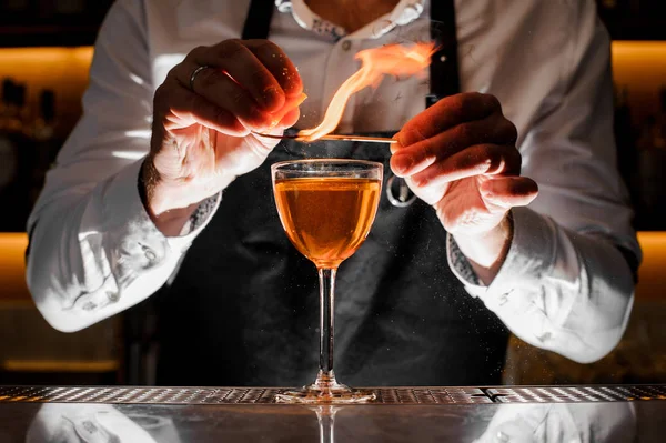 Barman haciendo una bebida alcohólica fresca con una nota ahumada — Foto de Stock