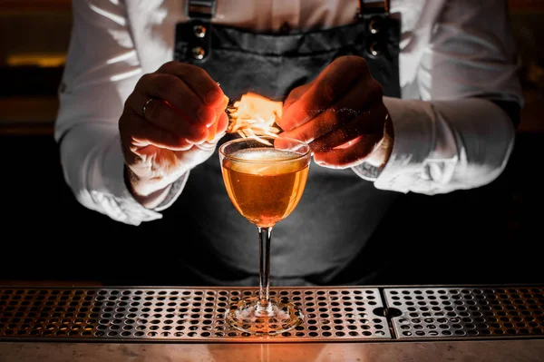 Barman fazendo a bebida alcoólica fresca com uma nota fumegante — Fotografia de Stock