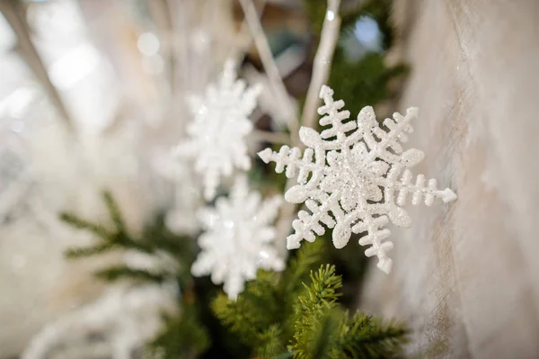 Decoração de árvore de Natal na forma de flocos de neve brancos — Fotografia de Stock