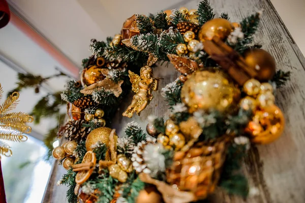 Hermosa corona de Navidad hecha de abeto y juguetes — Foto de Stock