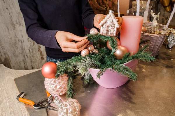 Florist att göra en vacker jul sammansättning av ljus, leksaker och fir tree — Stockfoto