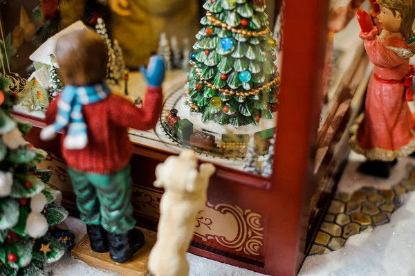 Juguete de Navidad composición decorativa que consta de niños cerca de la tienda de juguetes —  Fotos de Stock