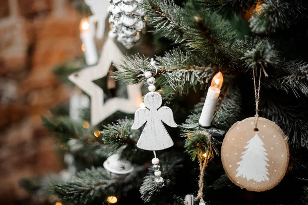 Kar, çelenk ve oyuncaklar ile süslenmiş Noel ağacı dalları — Stok fotoğraf