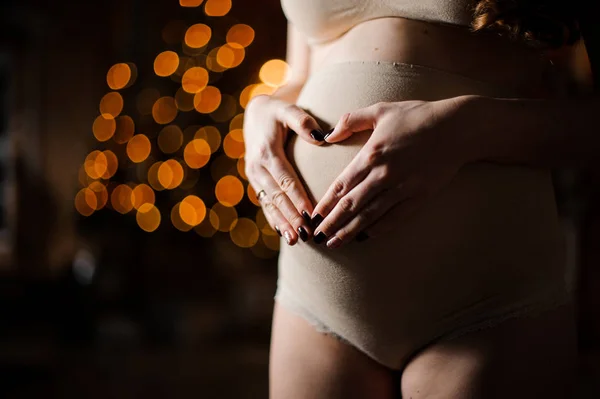Mulher colocando as mãos em sua barriga grávida — Fotografia de Stock