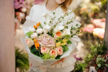 Parlak ve güzel Sevgililer buket kadın elinde