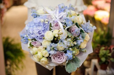 Kadının elinde büyük ve ihale Sevgiliye buket