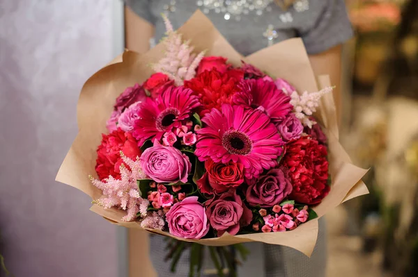 Vrouw met een helder roze bloemboeket voor Valentines day — Stockfoto