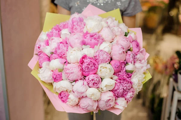 Femme tenant un grand bouquet de pivoines roses pour la Saint Valentin — Photo