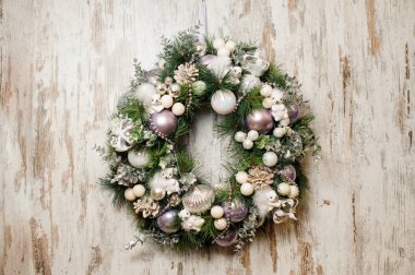 Köknar ağacı yaptı ve dekore edilmiş güzel Noel çelenk