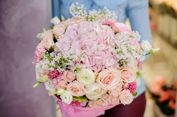 Woman holding a large flower bouquet in pink tones for Valentine's day — Stock Photo, Image